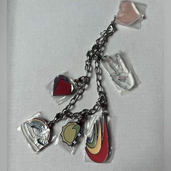 Nike Air Max Be True 2023 Pride Sneakers BNWT 5.5/7 - Picture 6 of 8